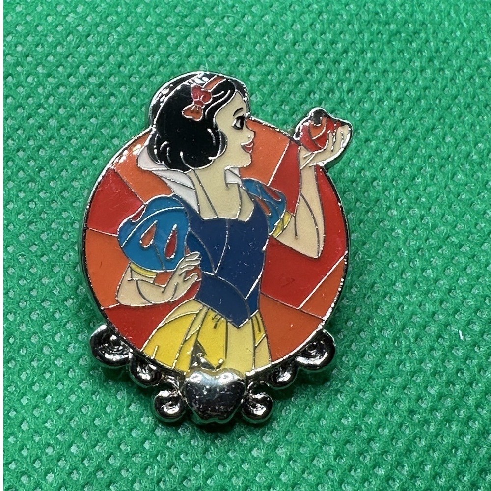 Disney Loungefly Snow White Stain‎ Glass Pin New Open Box Mystery 2022
